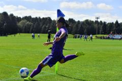 【準々決勝・帯大谷―札幌大谷】コーナーキックを蹴る帯大谷のMF(10)築館捺美(3年)