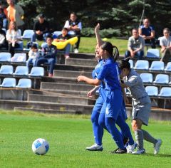 【準々決勝・帯北―道文教大付】帯北のFW(10)宿谷明花(2年、中央左)がミドルシュートを突き刺し、先月亡くなった西村笑理菜コーチを思い、喪章を天に掲げた