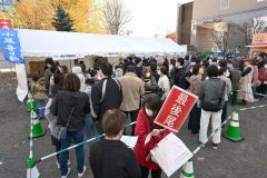 前回イベントでも大勢が来場し、お目当てのあんパンを買い求めた(2023年11月4日、帯広市内の駅北多目的広場で、須貝拓也撮影)