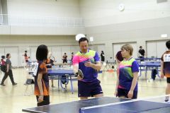 フォスターさん(中央)から技術を教わる参加者たち