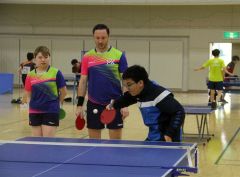 フォスターさん(中央)から技術を教わる参加者たち