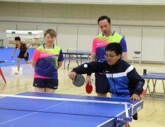 フォスターさん(右から2人目)から技術を教わる参加者たち