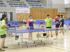 フォスターさん(右端)から技術を教わる参加者たち