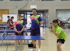 フォスターさん(右から2人目)から技術を教わる参加者たち