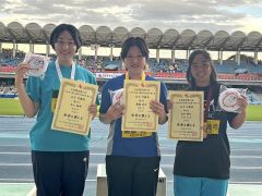 女子円盤投げ上位入賞者。(左から)準優勝の西山藍那(筑波大大学院―帯農高出)、優勝の齋藤真希(東海大大学院)、3位の友利晟弓(九州共立大)=西山選手提供