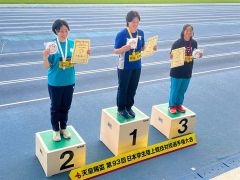 女子円盤投げ表彰台。(左から)準優勝の西山藍那(筑波大大学院―帯農高出)、優勝の齋藤真希(東海大大学院)、3位の友利晟弓(九州共立大)=西山選手提供
