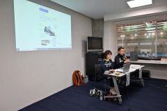 講習会では動画を映し出して説明する橋本さん(左)と今野さん