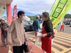 来店客に特殊詐欺被害防止の啓発資料を手渡す足寄町消費者協会員(右)