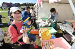 あんパンを買い求め笑顔の来場者