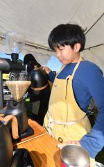 出店したカフェを手伝う子ども