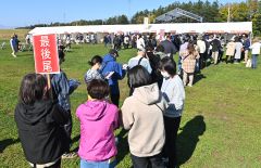 目当てのあんパンを求めようとオープン前には長蛇の列ができた