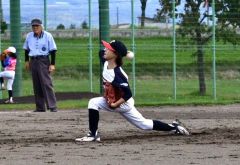 【第1試合・富良野ガールズニングルス―とかちスマイルレインボー】四回に継投した菱沼は公式戦初登板した