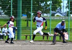 【第1試合・富良野ガールズニングルス―とかちスマイルレインボー】初回、先頭打者の荒木が三塁ベースを回り走本塁打で先制した