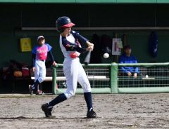 【第1試合・富良野ガールズニングルス―とかちスマイルレインボー】4回、砂田の中前適時打で17点目をあげた