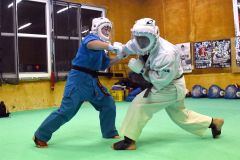 スパーリングで右フックを当てる小野寺玲奈(左)