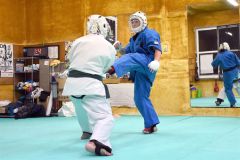 男性とのスパーリングで前蹴りを突き刺す小野寺玲奈(右)