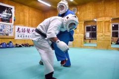 スパーリングの組み合いから膝蹴りを打ち込む小野寺玲奈(奥)