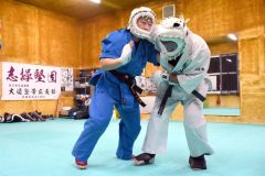 スパーリングの組み合いから掌打を放つ小野寺玲(左)