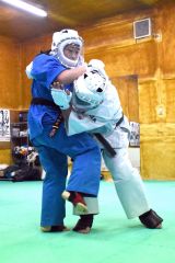 スパーリングで組み合いから膝蹴りを放つ小野寺玲奈(左)