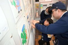 特殊詐欺被害防止の啓発塗り絵を貼る児童。帯広署では20日まで、さまざまな啓発活動を行う