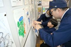 特殊詐欺被害防止の啓発塗り絵を貼る児童。帯広署では20日まで、さまざまな啓発活動を行う