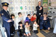 特殊詐欺被害防止を呼びかける塗り絵を作成した児童ら。帯広署では20日まで、さまざまな啓発活動を行う