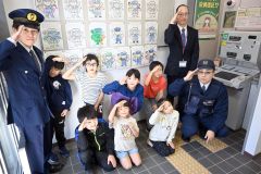 特殊詐欺被害防止を呼びかける塗り絵を作成した児童ら。帯広署では20日まで、さまざまな啓発活動を行う