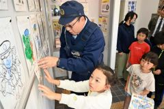 特殊詐欺被害防止の啓発塗り絵を貼る児童。帯広署では20日まで、さまざまな啓発活動を行う