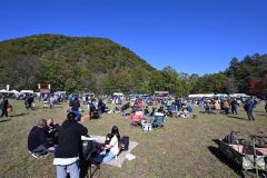 秋晴れの下、思い思いのスタイルでイベントを楽しむ来場者(13日午前11時ごろ、須貝拓也撮影)