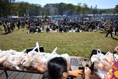 地元特産品が当たるビンゴ大会で盛り上がる会場(13日午前11時ごろ、須貝拓也撮影)