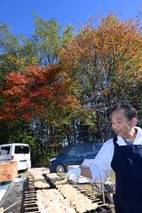 秋空の下、地場産グルメを販売するブースが多数出店した(13日午前10時半ごろ、須貝拓也撮影)