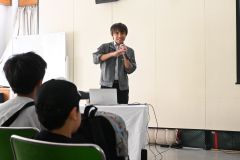 「はやぶさ2」について子どもたちからの質問に答えた三桝氏