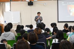 「はやぶさ2」について説明する三桝氏