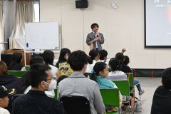 「はやぶさ2」について説明する三桝氏