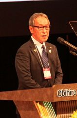 開会を宣言する越智委員長