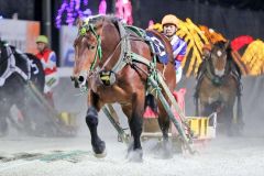(6)スーパーシンに迫る(8)キョウエイエースと菊池騎手(ばんえい十勝提供)