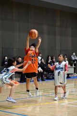 小学1、2年生対象のミニバスケ体験会では、子どもたちが元気いっぱいにプレーした