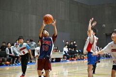 小学1、2年生対象のミニバスケ体験会では、子どもたちが元気いっぱいにプレーした