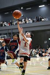 小学1、2年生対象のミニバスケ体験会では、子どもたちが元気いっぱいにプレーした