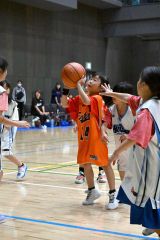 小学1、2年生対象のミニバスケ体験会では、子どもたちが元気いっぱいにプレーした