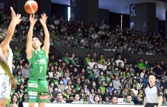 応援で盛り上がる観客(金野和彦撮影)