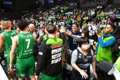 試合後にレバンガの選手とハイタッチする観客(金野和彦撮影)