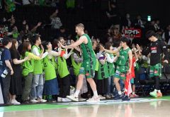 試合後に観客とハイタッチするレバンガの選手たち(金野和彦撮影)