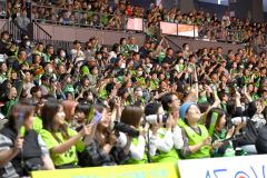 応援で盛り上がる観客(金野和彦撮影)