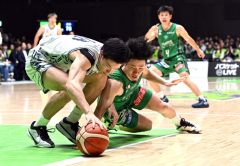 【レバンガ北海道―長崎ヴェルカ】第4クオーター、ボールを奪い合うレバンガの中野司(右、金野和彦撮影)