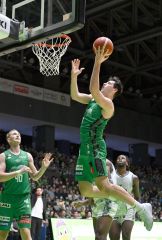 【レバンガ北海道―長崎ヴェルカ】第4クオーター、シュートを決めるレバンガのライオン・クリーナー(金野和彦撮影)