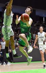 【レバンガ北海道―長崎ヴェルカ】第3クオーター、シュートを決めるレバンガの島谷怜(金野和彦撮影)