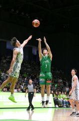 【レバンガ北海道―長崎ヴェルカ】第3クオーター、3点シュートを放つレバンガの中野司(金野和彦撮影)