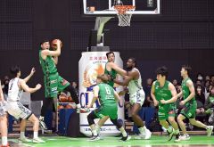 【レバンガ北海道―長崎ヴェルカ】第2クオーター、リバウンドをもぎ取るレバンガの内藤耀悠(左から2人目、金野和彦撮影)