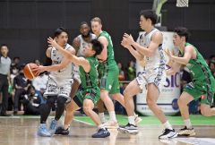 【レバンガ北海道―長崎ヴェルカ】第2クオーター、守備で奮闘するレバンガの寺園脩斗(左から2人目、金野和彦撮影)